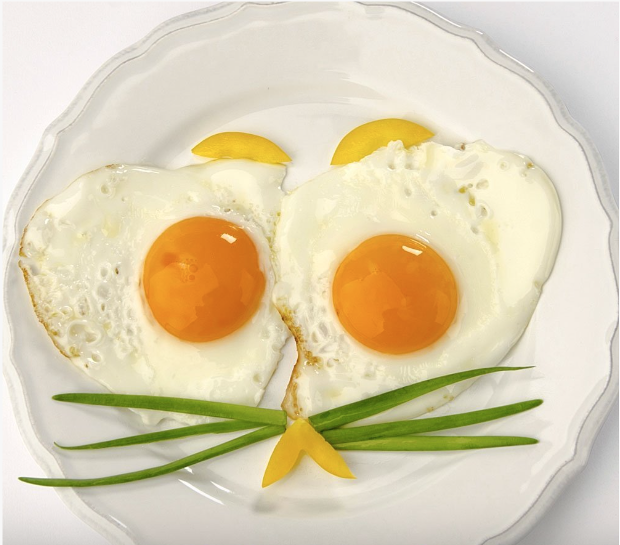 Ensalada de lechuga, cherrys y cebollino con huevos plancha.